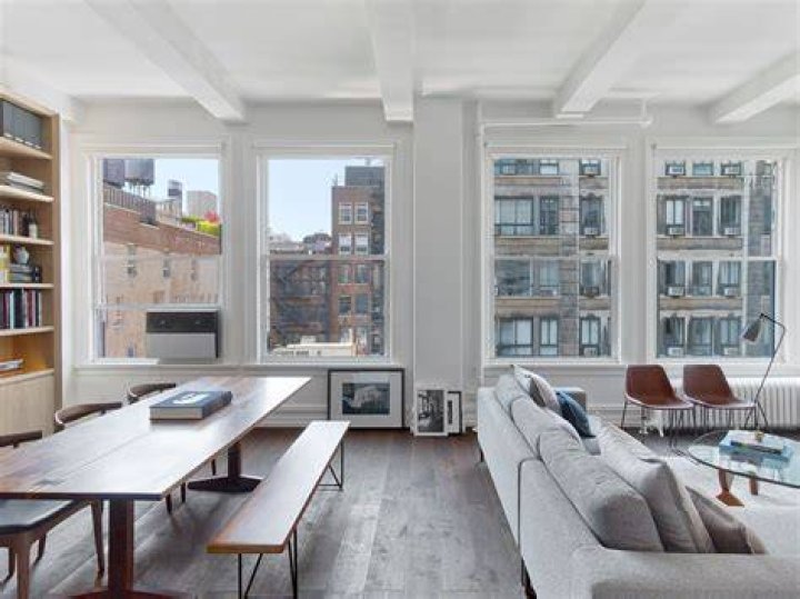 A New York Apartment With High Ceilings and Plenty of Sunlight