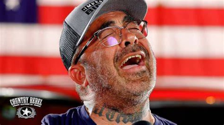 Aaron Lewis sings Patriotic Anthem 'Am I The Only One' (Live Acoustic) - aaron lewis cover songs youtube