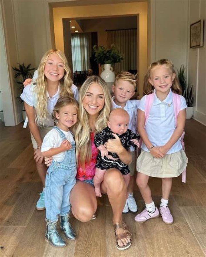 age, net worth, siblings, dad, girlfriend |