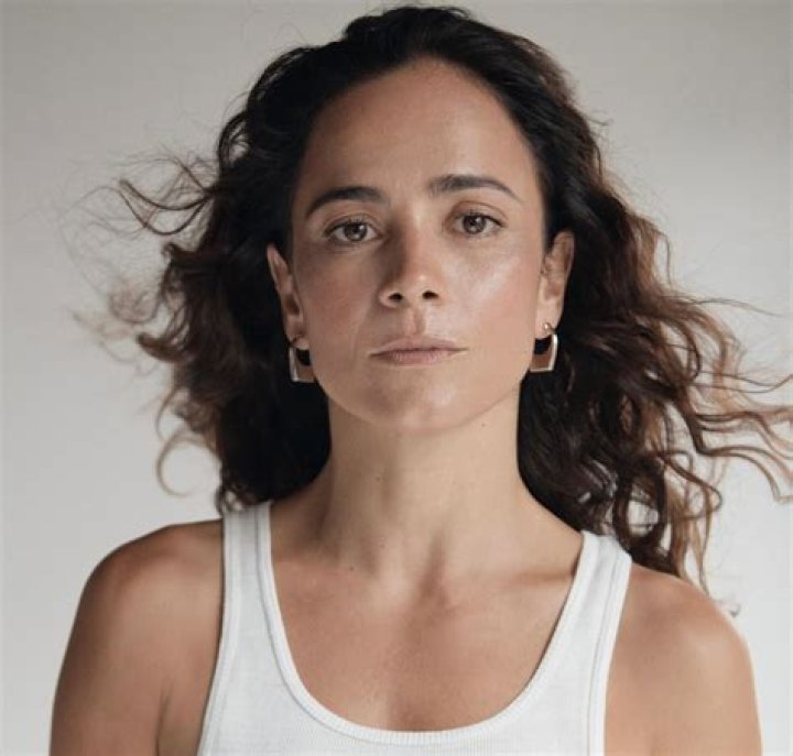 Alice Braga Biography, Age, Height, Husband, Net Worth, Family ·