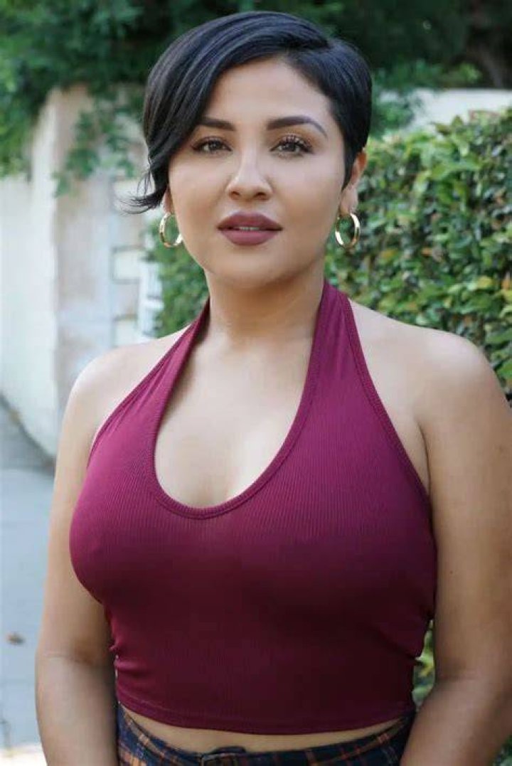 Annie Gonzalez Biography, Age, Height, Wiki, Net Worth And Boyfriend