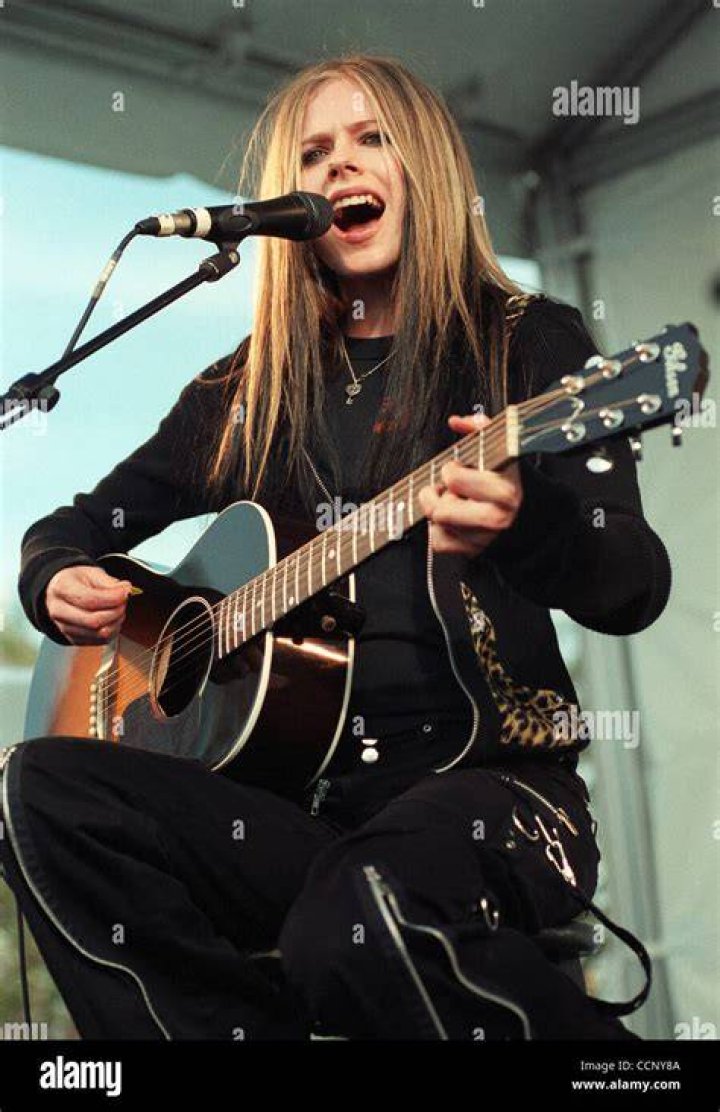 Avril Ramona Lavigne Canadian Singer Celebrity Girl Wallpaper 001