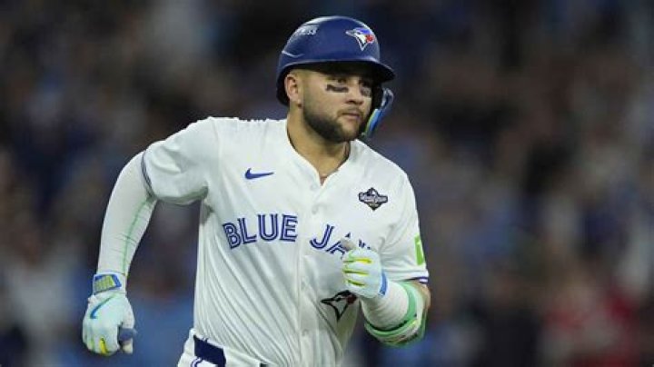 Bo Bichette slams on brakes, suffers leg injury on basepaths
