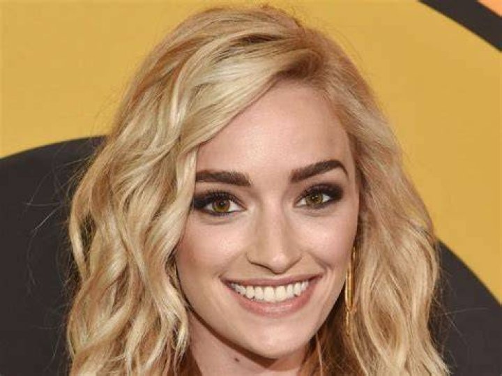 Brianne Howey Wiki, Bio, Age, Height in Feet, Parents, Partner, Movies