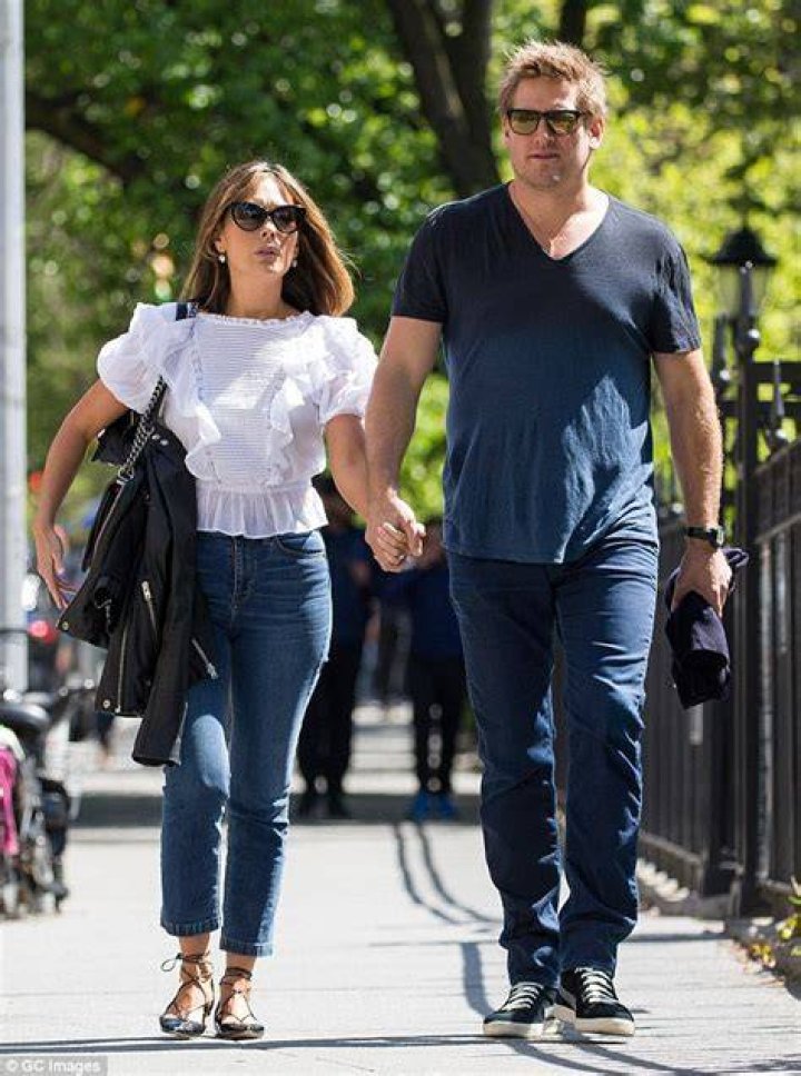 Curtis Stone takes handinhand stroll with wife Lindsay Price Daily