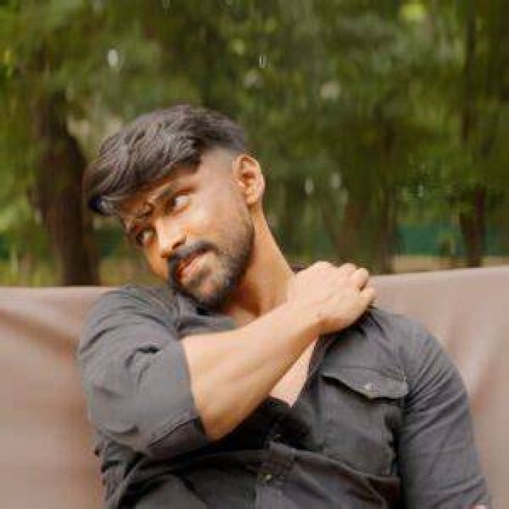 Dhruv Vikram Biography: Parents, Age, Height, Net Worth, Instagram, Relationship, Songs, Album