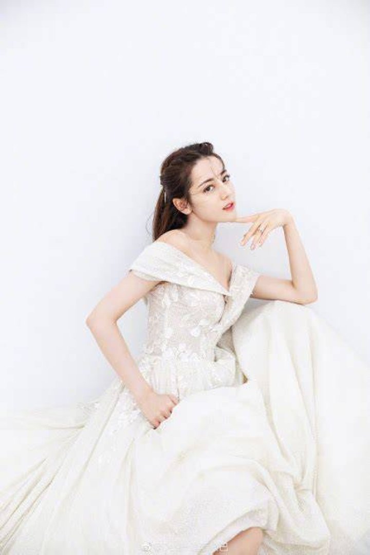 Dilraba Dilmurat Gifts Herself A Stunning White Wedding Dress DramaPanda