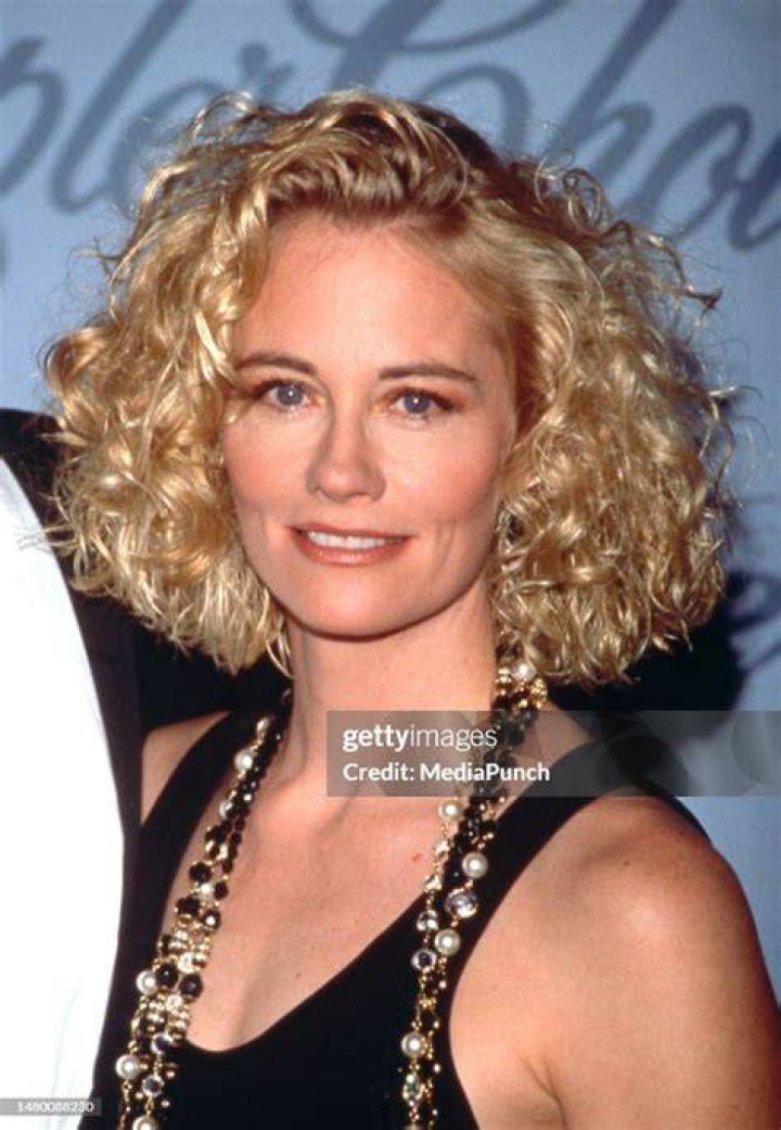 Does Cybill Shepherd still live in Memphis? What year did Moonlighting