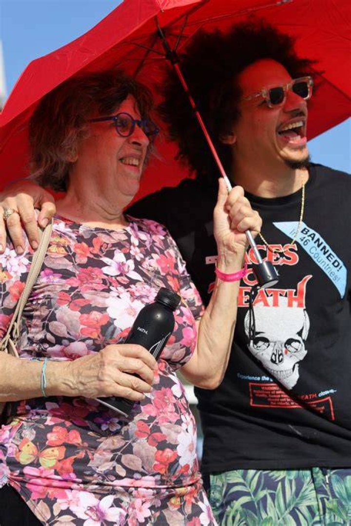 Eric Andr&eacute; brings mom to model event after Emily Ratajkowski split
