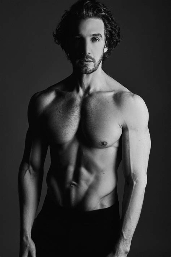 Eugenio Siller y su rutina de ejercicios en casa GQ México y