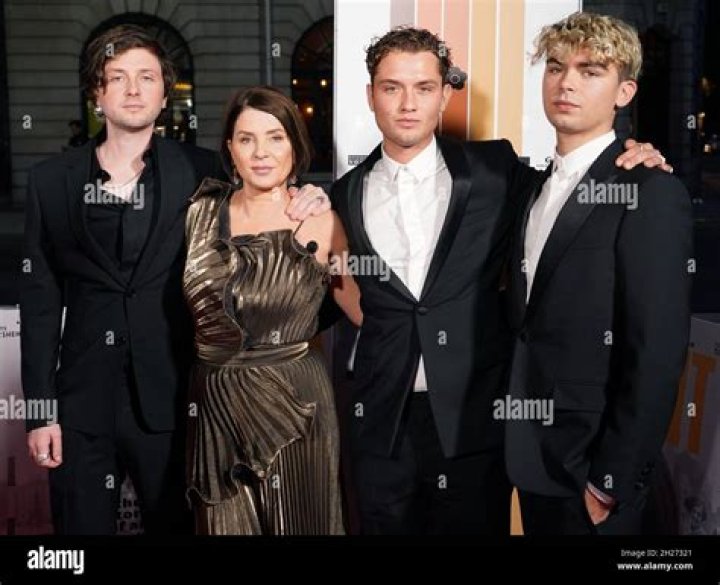 Finlay Munro Kemp, Sadie Frost, Rafferty Law et Rudy Law assistent &agrave;