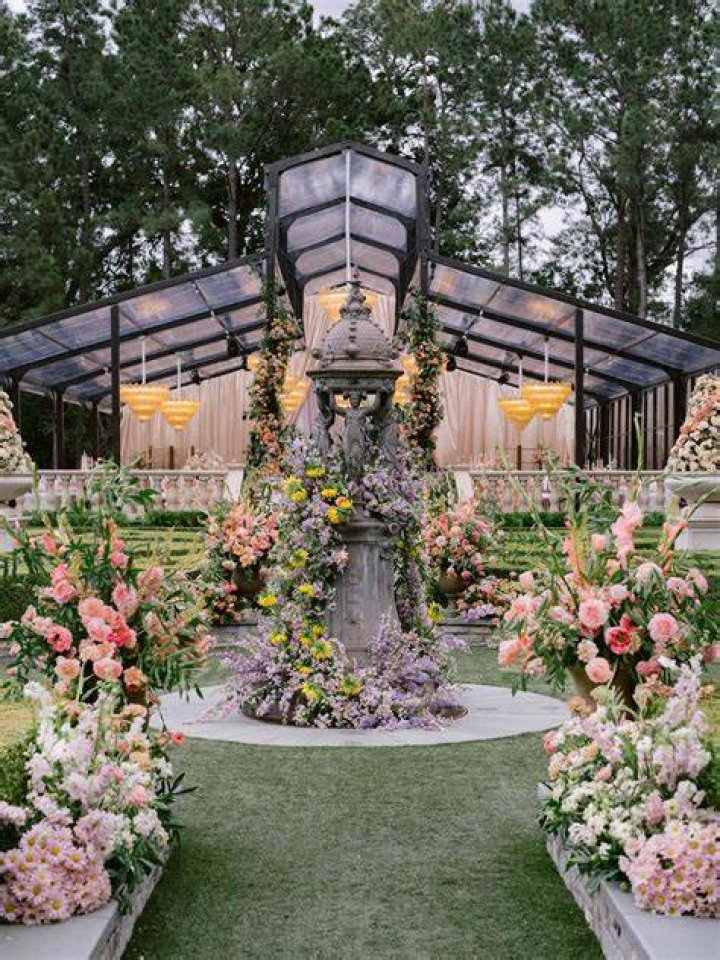 For Her Garden Wedding To Marry Andrew W.K., 2 Broke Girls Actress Kat