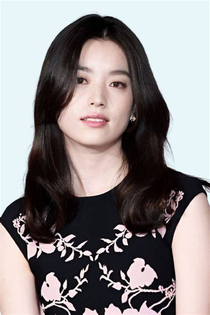 Han Hyo-joo Biography, Age, Height, Husband, Net Worth, Family ·