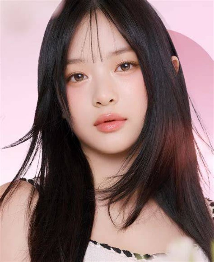 Hanni NEW JEANS thành viên sinh năm 2004 của girlgroup mới toanh