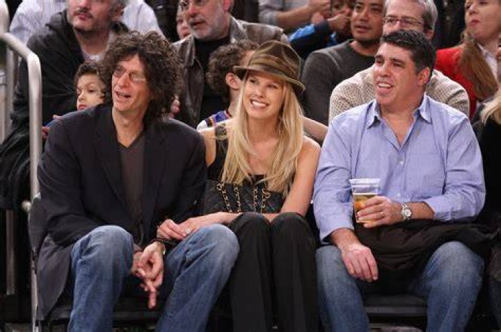 Howard Stern staffers score buyers for homes amid NYC exits