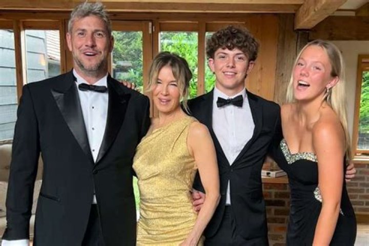 Image of Louise Antstead with her ex-husband Ant Anstead and with their kids