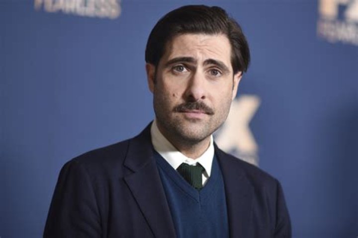 Jason Schwartzman is a cantor and Carol Kane is his bat mitzvah student
