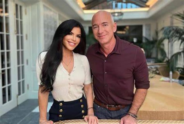 Jeff Bezos&rsquo; Girlfriend Lauren Sanchez Is Gilded in Gold Heels for LOTR