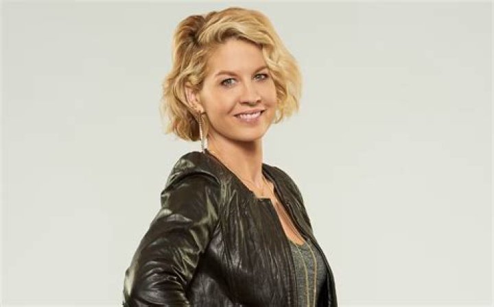 Jenna Elfman Biography, Age, Height, Husband, Net Worth, Family ·