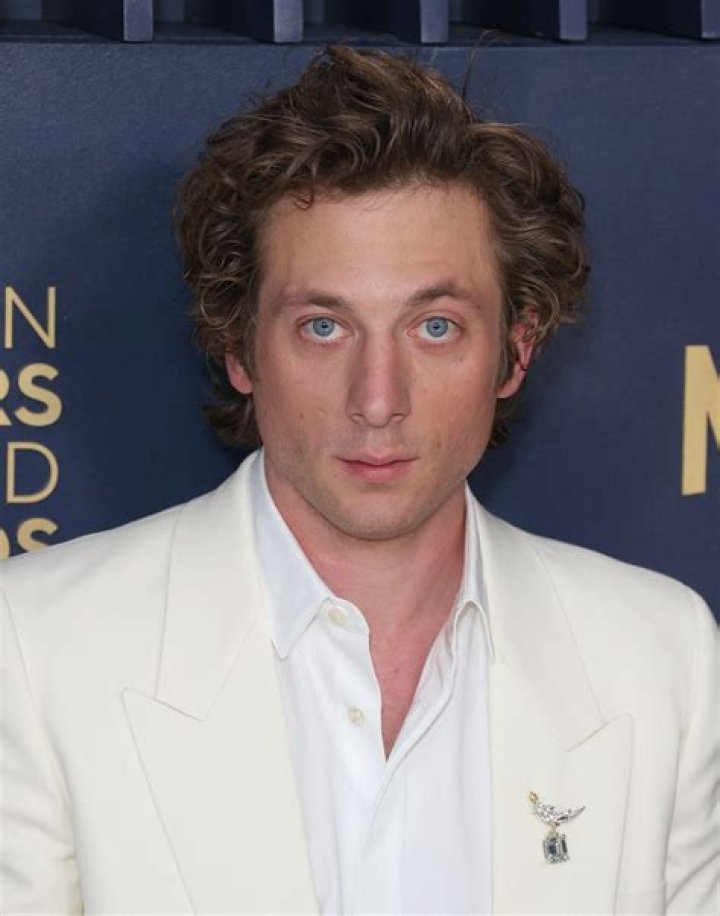 Jeremy Allen White ZuezZanang