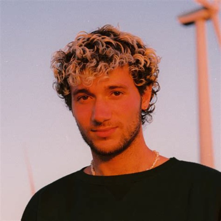 Jeremy Zucker Lyrics, Songs, and Albums Genius