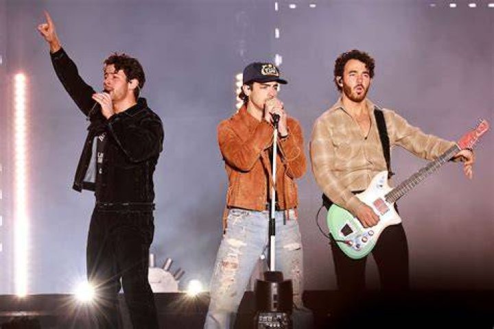 Jonas Brothers Doing "What a Man Gotta Do" Indigo Music