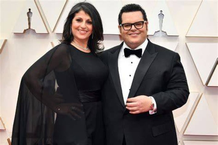 Josh Gad 2023 Wife, net worth, tattoos, smoking & body facts Taddlr