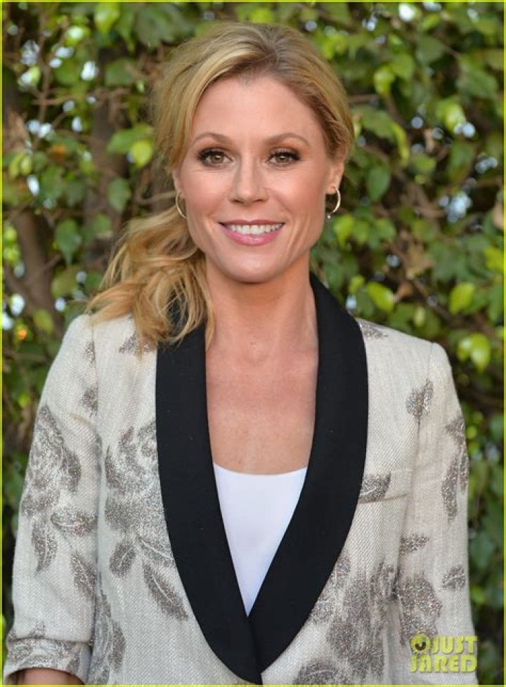 Julie Bowen Tells the Real Story Behind That Viral Headline That She