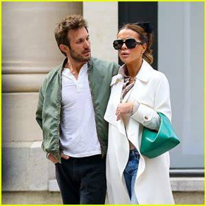 Kate Beckinsale Looks Cozy with Matt Atwater in New Photos, But Source