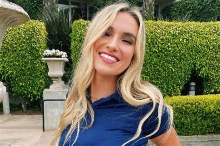 Kayla Simmons enamora a sus seguidores con picante foto en la playa