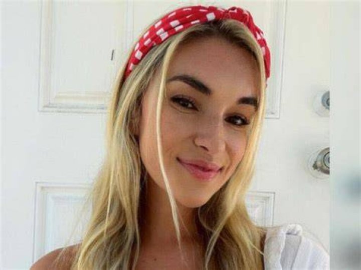Kayla Simmons, musa do OnlyFans, exibe seios volumosos em clique ousado