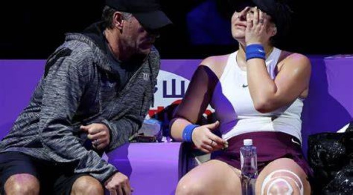 Knee injury forces Bianca Andreescu to withdraw from Australian Open
