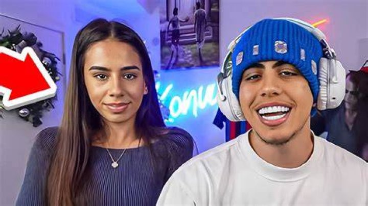 Konvy Has His Sister RATE VIEWERS ON STREAM *FUNNY* YouTube