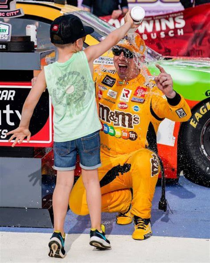 Kyle Busch&rlm;KyleBusch 4/12/17 Family time. Kyle busch, Kyle busch