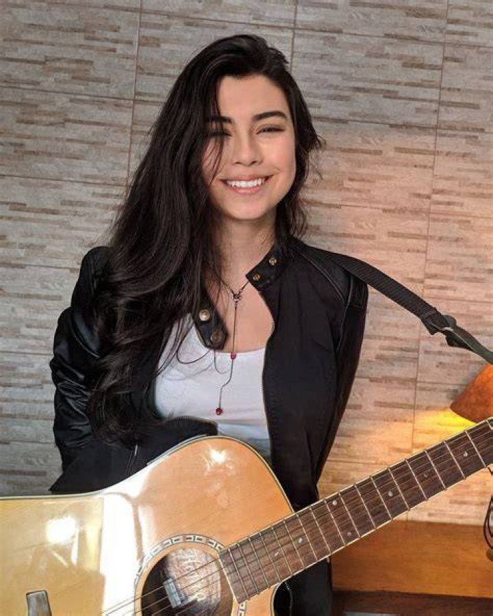 Larissa Liveir (Musician, Guitarist) Biography, Age, Height, Boyfriend