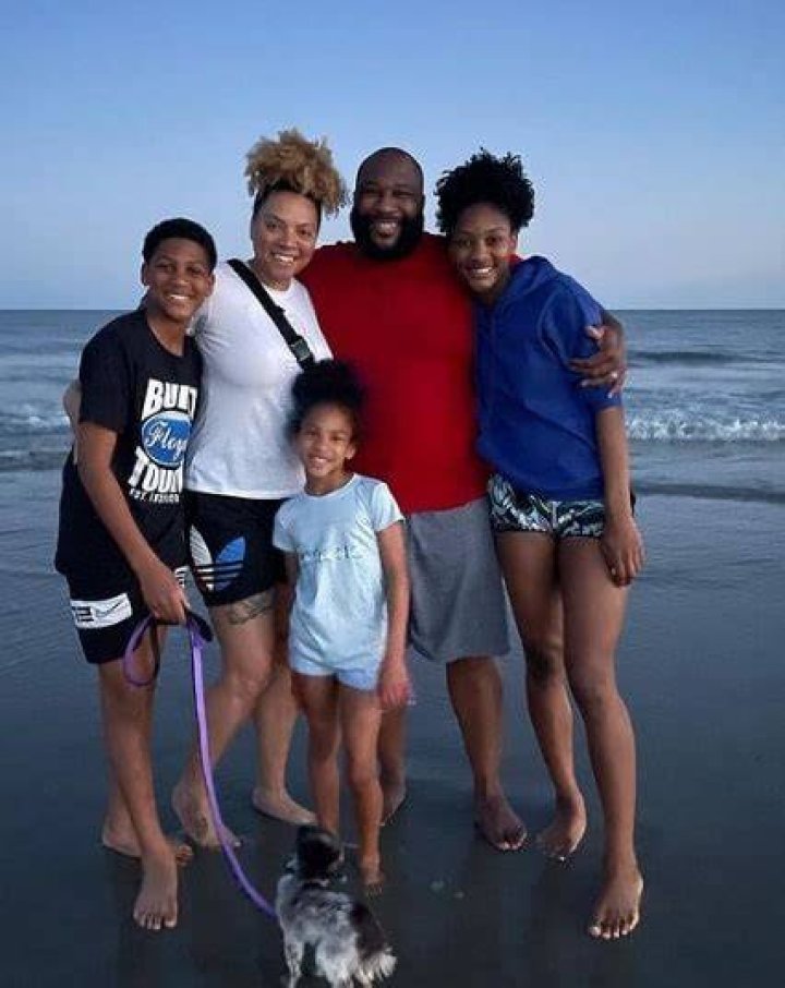 Marcus Spears is Married to Wife Aiysha Smith. Kids.