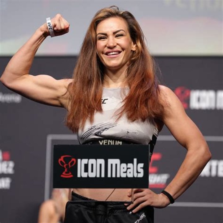 Miesha Tate shows off incredible abs in bathroom selfie TAnvir Ahmed