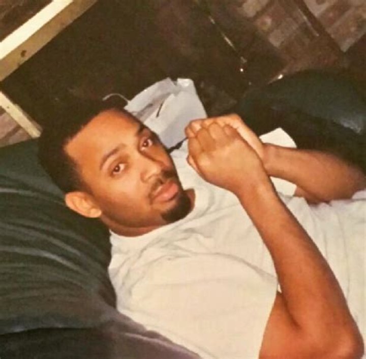 Mike Epps kisses new young girlfriend in public to celebrate divorce