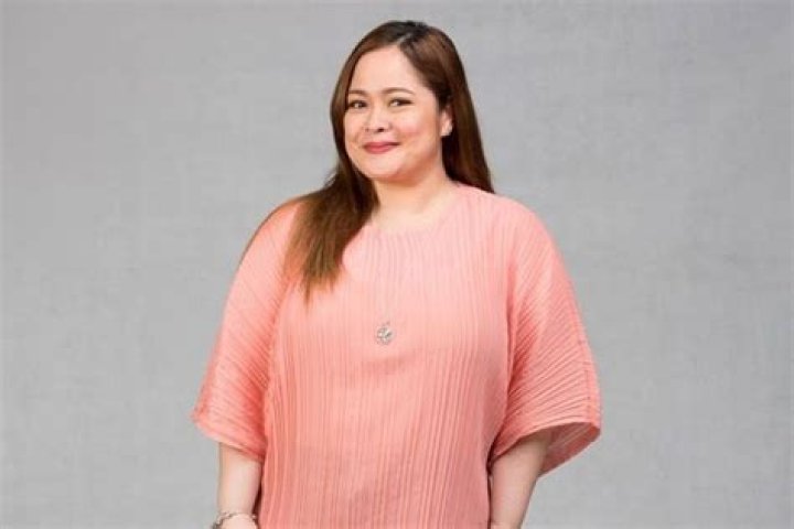Netizen Describes Manilyn Reynes’ Face Shield as “OA”