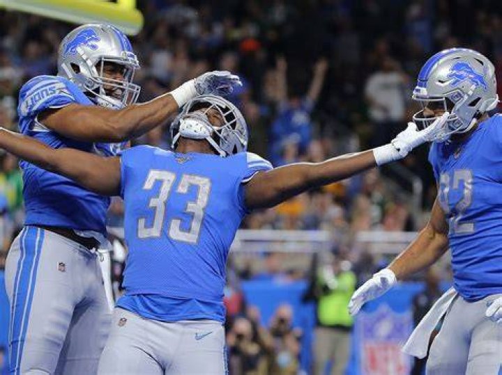 New Lions RB D'Andre Swift's Dad, Darren, Has More Muscles Than His Son