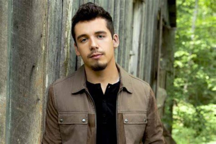 Noah Thompson Teases New Track, 'She Gets It From Me' Country Now