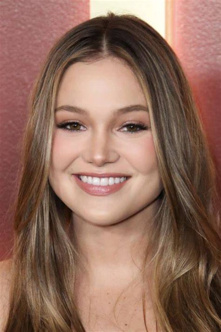 Olivia Holt Wiki 2021 Net Worth, Height, Weight, Relationship & Full