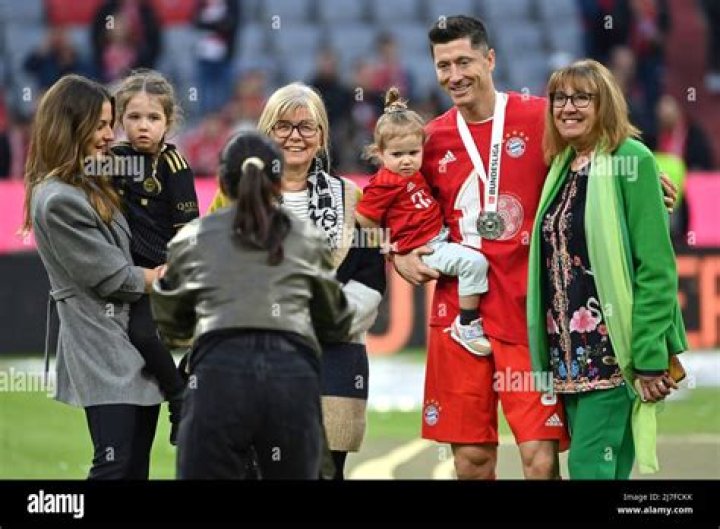 Robert Lewandowski, Mutter Iwona, Frau Anna, Tochter Klara