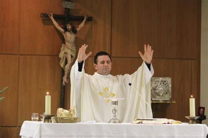 Sacerdote que ofici&oacute; la misa de Vicente Fern&aacute;ndez cambia sotana por