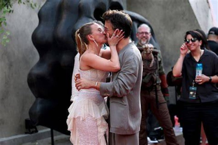 Scarlett Johansson, celebrities, kiss, couple, actresses, HD wallpaper