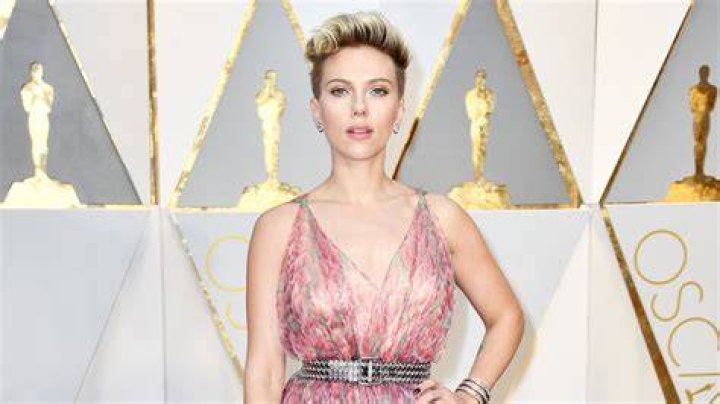 Scarlett Johansson shares steamy public kiss with Colin Jost Pic AOL