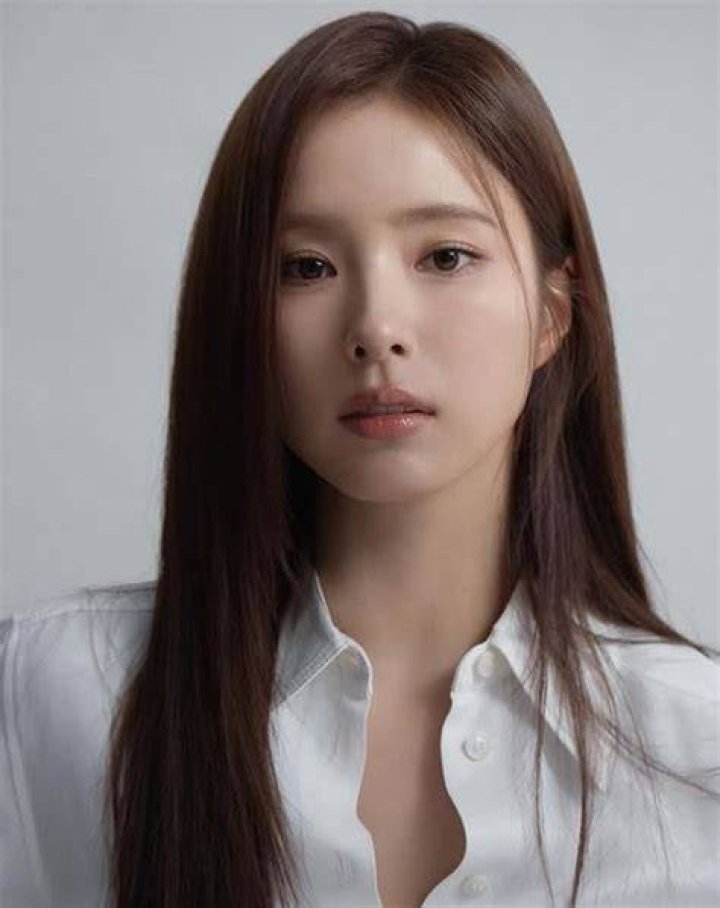 Shin Se-kyung Biography, Age, Height, Husband, Net Worth, Family ·