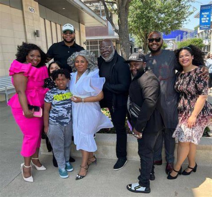 T.D. Jakes, Wife And Family Reflect On Love On Anniversary Ambo TV