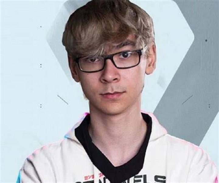 TenZ Age, Height, Wiki, Net Worth, Girlfriend & Bio HIS Education