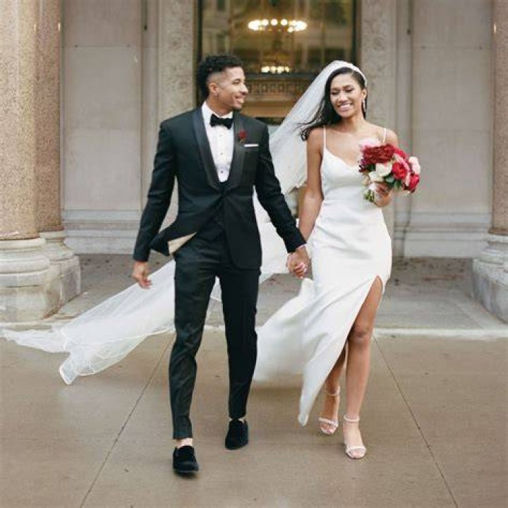 the bride and groom are posing for pictures outside in their wedding